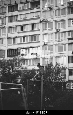 Ghetto Architektur der Zusammenbruch der Sowjetunion. Echo der UDSSR. Land hohe Häuser in den Abend in Obolon Bezirk in der Stadt Kiew Stockfoto