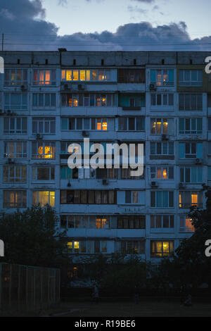 Ghetto Architektur der Zusammenbruch der Sowjetunion. Echo der UDSSR. Land hohe Häuser in den Abend in Obolon Bezirk in der Stadt Kiew Stockfoto