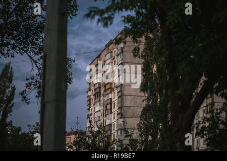 Ghetto Architektur der Zusammenbruch der Sowjetunion. Echo der UDSSR. Land hohe Häuser in den Abend in Obolon Bezirk in der Stadt Kiew Stockfoto