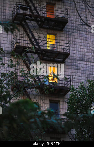 Ghetto Architektur der Zusammenbruch der Sowjetunion. Echo der UDSSR. Land hohe Häuser in den Abend in Obolon Bezirk in der Stadt Kiew Stockfoto