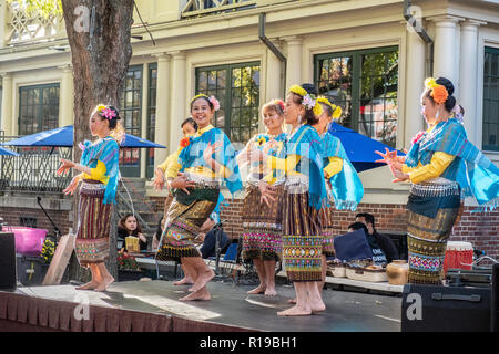 Frau tanzen im Thai Festival in Harvard Square, Cambridge, MA Stockfoto