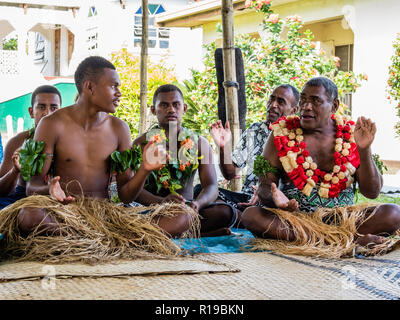 Eine Kava-zeremonie von den Leuten von sabeto Dorf, Viti Levu, der Republik Fidschi. Stockfoto