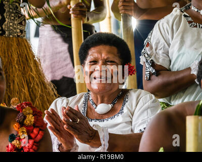 Eine Kava-zeremonie von den Leuten von sabeto Dorf, Viti Levu, der Republik Fidschi. Stockfoto