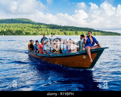 Die lokale Bevölkerung in Holz- Boot von der Insel Alofi, französisches Territorium Wallis und Futuna. Stockfoto