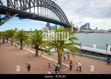 Blick auf die Sydney Harbour Bridge und Sydney Stadtbild von Milsons Point, Sydney, Australien Stockfoto