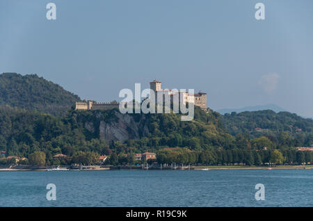 Rocca di Angera, Blick von der See Lago Maggiore, Italien Stockfoto