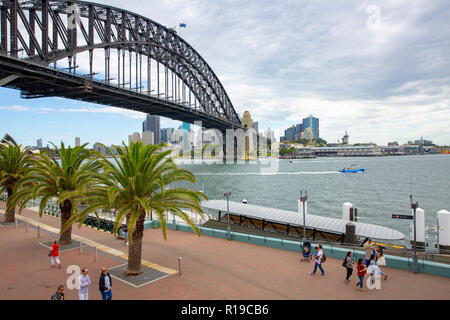 Blick auf die Sydney Harbour Bridge und Sydney Stadtbild von Milsons Point, Sydney, Australien Stockfoto