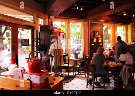 Genießen Sie eine Partie Schach im Innenbereich an einem regnerischen Tag in einem Café in der Altstadt von Savannah Stockfoto
