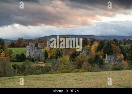 Am späten Nachmittag Sonne leuchtet die Wolken über Cluny Schloss in Aberdeenshire Stockfoto