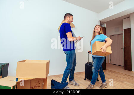 Glückliches junges Paar, die sich in Durchführung carboard Boxen in Ihre neue Wohnung Stockfoto