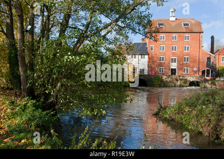 Die alte Wassermühle am Elstead im Herbst, Surrey (heute ein Restaurant), England Stockfoto