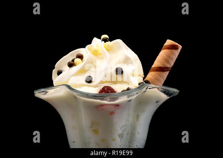 Eis mit Himbeeren und Schokolade Kugeln in einem schönen Glas closeup auf schwarzem Hintergrund Stockfoto