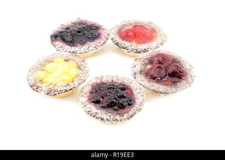 Fünf Körbe Kuchen mit Ananas Erdbeere Heidelbeere Johannisbeere und Kirsche auf weißem Hintergrund Stockfoto