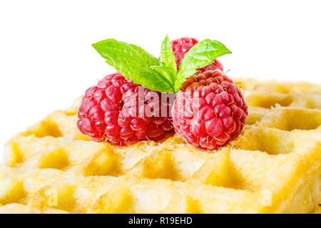 Sweet Toast, Waffeln Frühstück mit Himbeeren und mit Zweig Minze auf Makro Nahaufnahme auf weißem Hintergrund Stockfoto