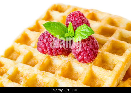 Sweet Toast, Waffeln Frühstück mit Himbeeren und mit Zweig Minze Makro Nahaufnahme auf weißem Hintergrund Stockfoto