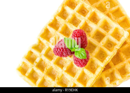 Sweet Toast, Waffeln Frühstück mit Himbeeren und mit Zweig Minze Makro Nahaufnahme auf weißem Hintergrund. Ansicht von oben. Stockfoto