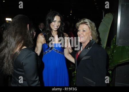 (L - r) Gretel Packer, Erica Packer und Roslyn Packer der Victor Chang'Herz zu Herz' Ball in Sydney Convention und Exhibition Centre. Sydney, Australien - 01.08.09. Stockfoto