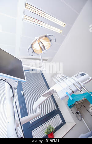 Ansicht der zahnmedizinischen Ausrüstung im Zahnarztbüro. Stockfoto