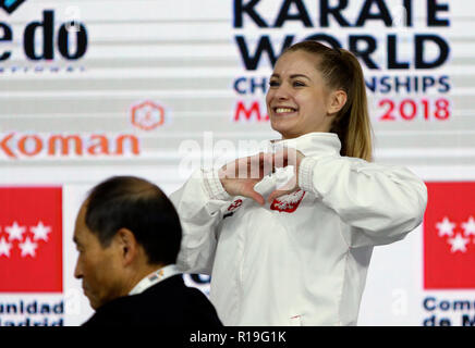 Polnische Karateka Dorota Banaszczyk gesehen Feiern nach dem Wettbewerb um die Goldmedaille mit der Deutschen Karateka Jana Bitsch während des Kumite weiblich -55 kg Wettbewerb des 24. Karate Weltmeisterschaften am WiZink Zentrum in Madrid. Stockfoto