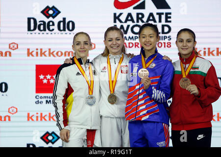 Polnische Karateka Dorota Banaszczyk gesehen posieren für ein Foto Nach einer Goldmedaille der Frauen gewinnt unter 55 kg Kumite des 24. Karate Weltmeisterschaften in Madrid. Stockfoto