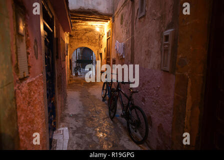 Ein traditionelles marokkanisches Back Street in Essaouira, Marokko. Stockfoto