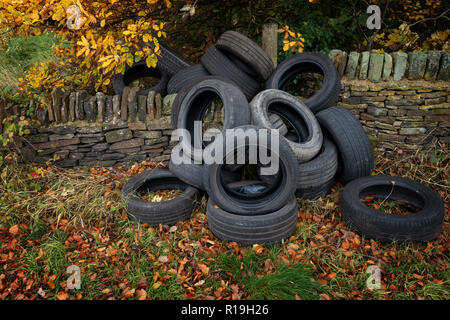 Ein Haufen von gebrauchten Autoreifen entleert auf Seite eines ziemlich country lane in Einsiedler Hill, Wortley, Sheffield, Großbritannien Stockfoto