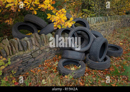 Ein Haufen von gebrauchten Autoreifen entleert auf Seite eines ziemlich country lane in Einsiedler Hill, Wortley, Sheffield, Großbritannien Stockfoto
