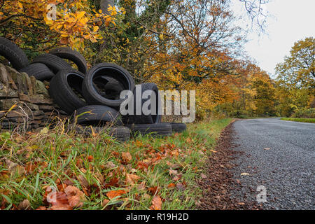 Ein Haufen von gebrauchten Autoreifen entleert auf Seite eines ziemlich country lane in Einsiedler Hill, Wortley, Sheffield, Großbritannien Stockfoto