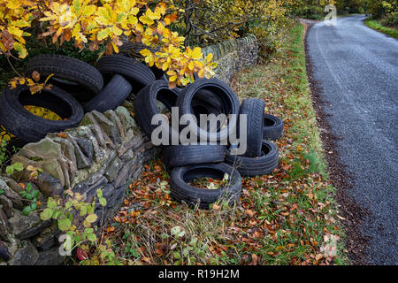 Ein Haufen von gebrauchten Autoreifen entleert auf Seite eines ziemlich country lane in Einsiedler Hill, Wortley, Sheffield, Großbritannien Stockfoto