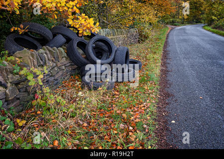 Ein Haufen von gebrauchten Autoreifen entleert auf Seite eines ziemlich country lane in Einsiedler Hill, Wortley, Sheffield, Großbritannien Stockfoto