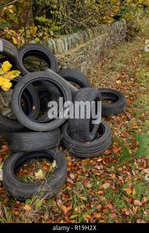 Ein Haufen von gebrauchten Autoreifen entleert auf Seite eines ziemlich country lane in Einsiedler Hill, Wortley, Sheffield, Großbritannien Stockfoto