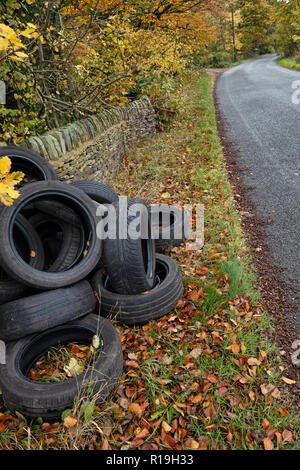 Ein Haufen von gebrauchten Autoreifen entleert auf Seite eines ziemlich country lane in Einsiedler Hill, Wortley, Sheffield, Großbritannien Stockfoto