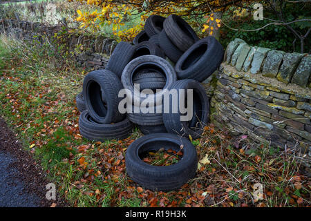 Ein Haufen von gebrauchten Autoreifen entleert auf Seite eines ziemlich country lane in Einsiedler Hill, Wortley, Sheffield, Großbritannien Stockfoto