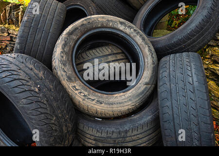 Ein Haufen von gebrauchten Autoreifen entleert auf Seite eines ziemlich country lane in Einsiedler Hill, Wortley, Sheffield, Großbritannien Stockfoto