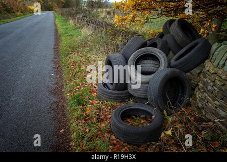 Ein Haufen von gebrauchten Autoreifen entleert auf Seite eines ziemlich country lane in Einsiedler Hill, Wortley, Sheffield, Großbritannien Stockfoto