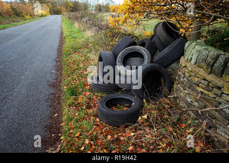 Ein Haufen von gebrauchten Autoreifen entleert auf Seite eines ziemlich country lane in Einsiedler Hill, Wortley, Sheffield, Großbritannien Stockfoto