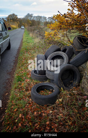 Ein Haufen von gebrauchten Autoreifen entleert auf Seite eines ziemlich country lane in Einsiedler Hill, Wortley, Sheffield, Großbritannien Stockfoto