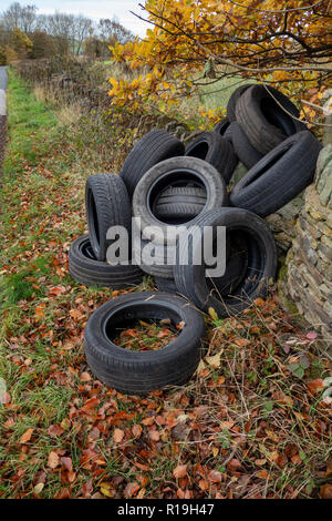 Ein Haufen von gebrauchten Autoreifen entleert auf Seite eines ziemlich country lane in Einsiedler Hill, Wortley, Sheffield, Großbritannien Stockfoto