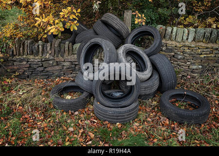 Ein Haufen von gebrauchten Autoreifen entleert auf Seite eines ziemlich country lane in Einsiedler Hill, Wortley, Sheffield, Großbritannien Stockfoto