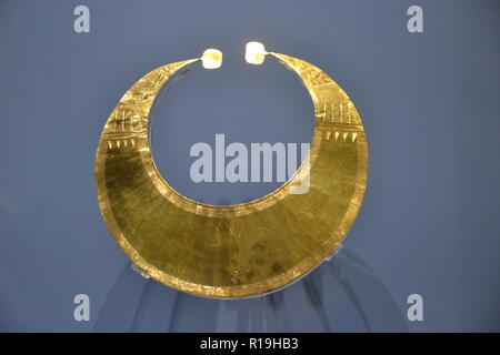 Golden Ring", lunula' in 'Making Connections' - die neue Ausstellung (Oktober 2018) eröffnet in Stonehenge Visitor Centre, Wilshire, UK. In Irland gefunden Stockfoto