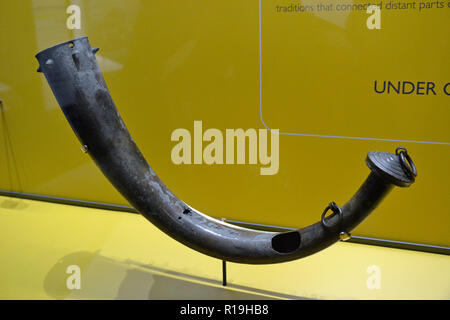 Bronze Horn in 'Making Connections' - die neue Ausstellung (Oktober 2018) eröffnet in Stonehenge Visitor Centre, Wilshire, Großbritannien, mit dem British Museum. Stockfoto