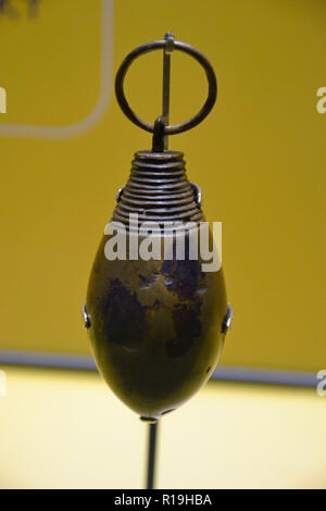 Eine Hand Bell, im Moor in Irland gefunden. 'Making Connections' - die neue Ausstellung (Oktober 2018) eröffnet in Stonehenge Visitor Centre, Wiltshire, UK. Stockfoto