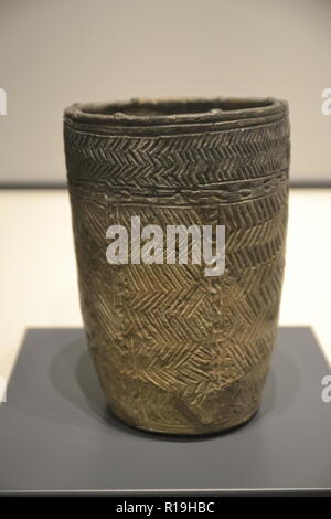 Flache Basis Nut ware Topf in 'Making Connections' - die neue Ausstellung (Oktober 2018) eröffnet in Stonehenge Visitor Centre, Wilshire, UK. Stockfoto