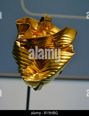 Körper einer Tasse aus Gold in 'Making Connections' - die neue Ausstellung (Oktober 2018) eröffnet in Stonehenge Visitor Centre, Wilshire, UK. Stockfoto