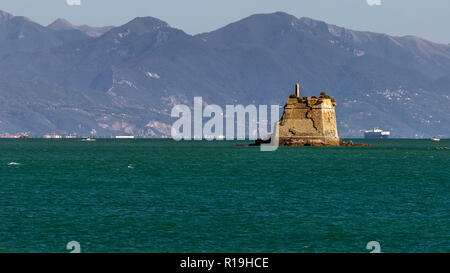 Schöne Aussicht auf die Insel Torre Scola oder Scuola oder torre di San Giovanni Battista im Golf der Dichter von Portovenere, Ligurien, Italien Stockfoto