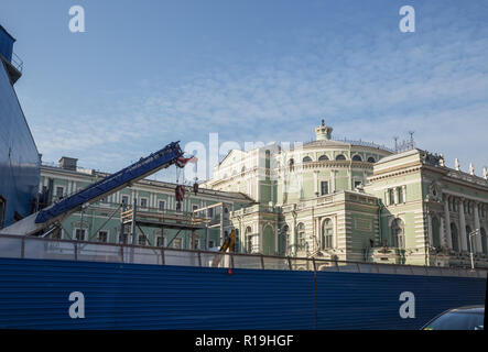 ST. PETERSBURG, Russland - 16. Oktober 2018: Der Bau der neuen U-Bahn station Teatralnaja in der Nähe des Mariinski-theaters. Verkehr Beschränkung wenn man Stockfoto