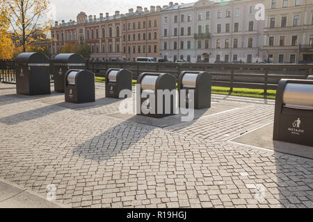 ST. PETERSBURG, Russland - Oktober 16, 2018: New Holland. Container für die getrennte Sammlung von Abfällen Stockfoto