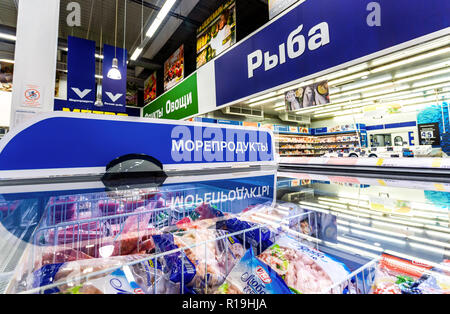 Samara, Russland - 30 April, 2018: Innenraum des SB-Warenhauses der U-Bahn. Vitrine mit gefrorenen Fisch und Meeresfrüchte. Text in Russisch: Fisch, Meeresfrüchte Stockfoto