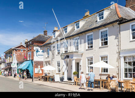 Southwold High St Suffolk Menschen vorbei gehen. Die Krone Hotel Alte Poststation auf der High Street Southwold Suffolk England UK GB Europa Stockfoto