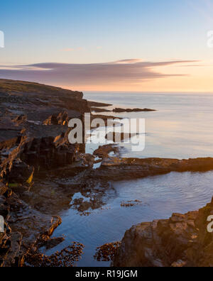 Klippen am Deerness Nature Reserve, Mainland Orkney bei Sonnenaufgang. Stockfoto